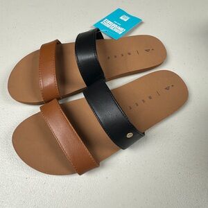 NWT Reef Sandals - Size 9